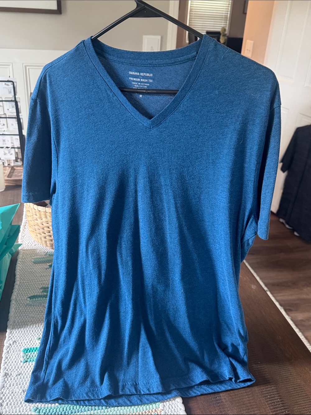 Banana Republic Men’s Teal V-Neck Short Sleeve Tee